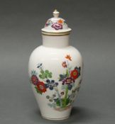 Deckelvase, Meissen, Schwertermarke, 1. Wahl, indische Malerei mit Blumen, Bambus und Insekten,