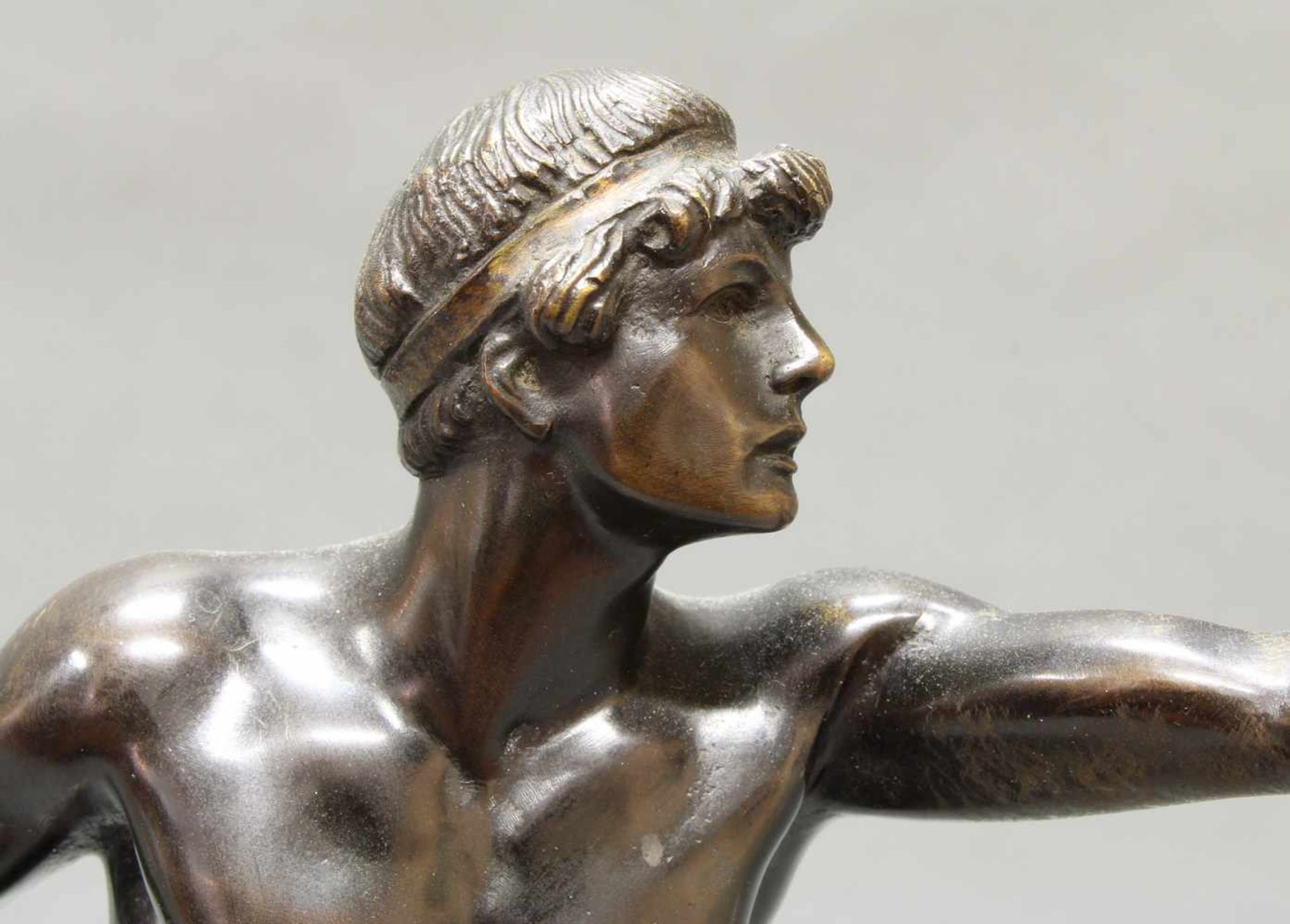 Bronze, dunkelbraun patiniert, "Antiker Läufer", auf der Plinthe bezeichnet Küchler, auf - Bild 3 aus 4