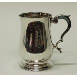 Mug, Silber 925, London, 1763, Meistermarke W im Rechteck, gebaucht, getreppter Fuß, volutierter