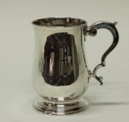 Mug, Silber 925, London, 1763, Meistermarke W im Rechteck, gebaucht, getreppter Fuß, volutierter