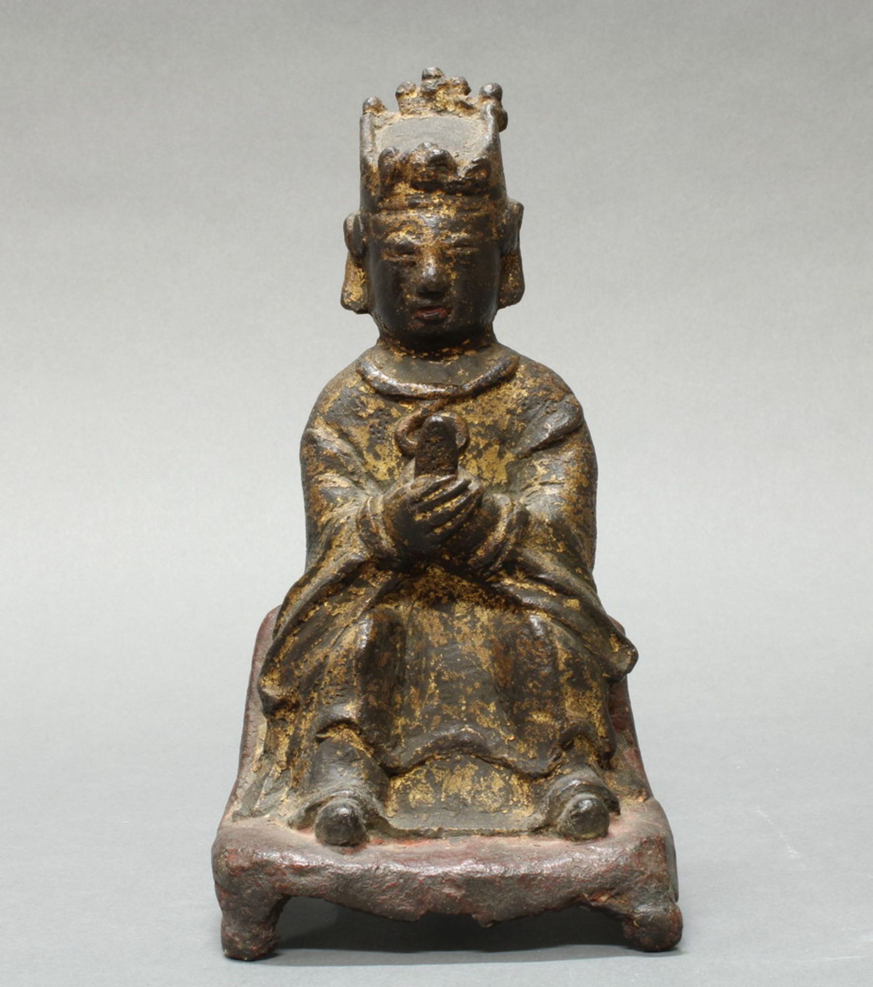 Bronze, "Vergöttlichter Kaiser", China, Ming-Zeit, auf einer Bank sitzend, mit Krone und Zepter,