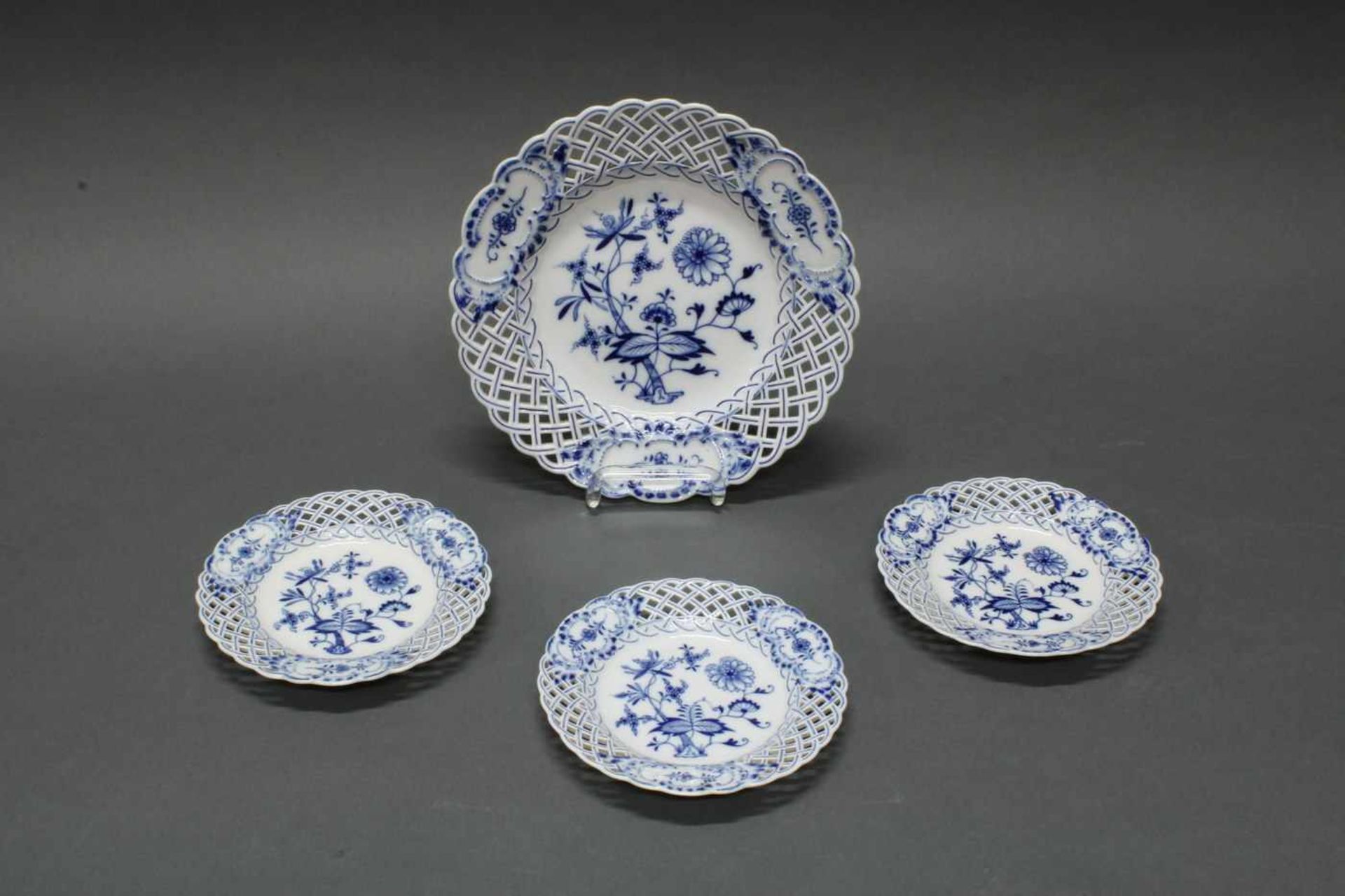 3 Durchbruchteller, Meissen, Schwertermarke, 1850-1924, 2. Wahl, Zwiebelmuster, ø 15 cm, umseitig je