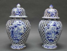 Paar Deckelvasen, Fayence, Delft, 17. Jh., Blaudekor, doppelwandige, vergitterte Balusterform,