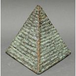 Metallskulptur, grünbraun patiniert, "Pyramide", an der Innenfläche monogrammiert und datiert WK 90,
