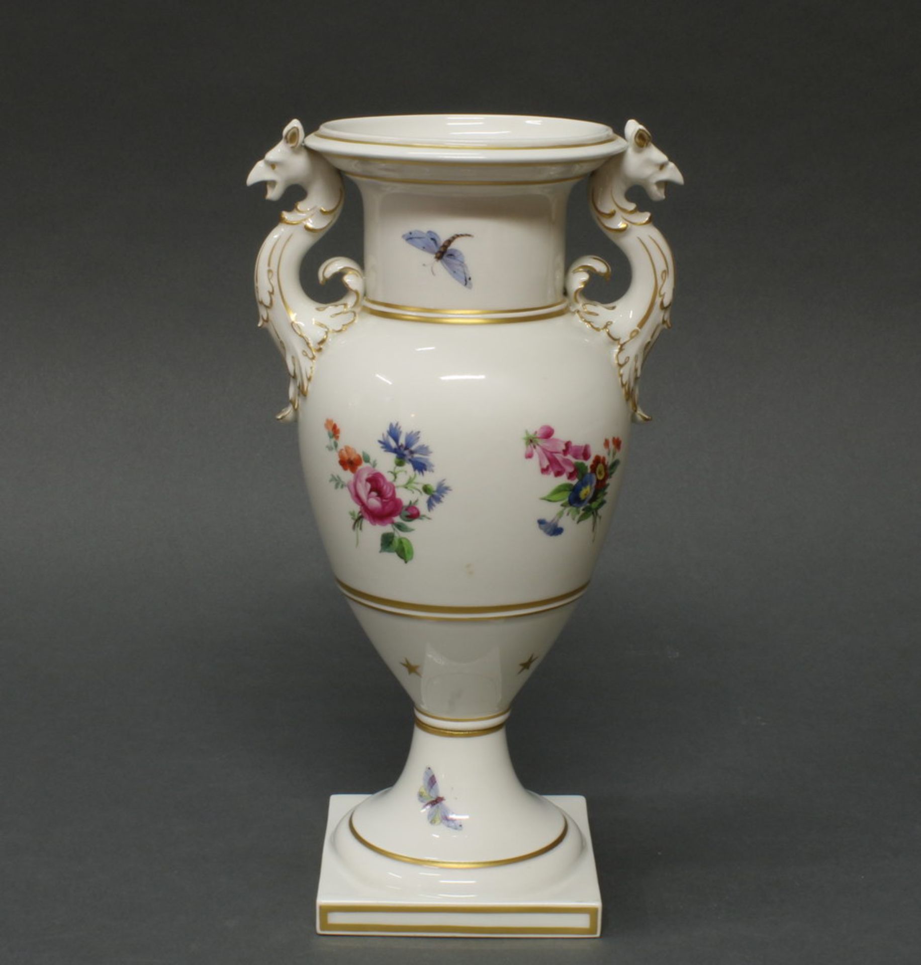 Vase, KPM Berlin, französische Form, zwei Greifenhenkel, bunte Blumen und Insekten, Goldzier,