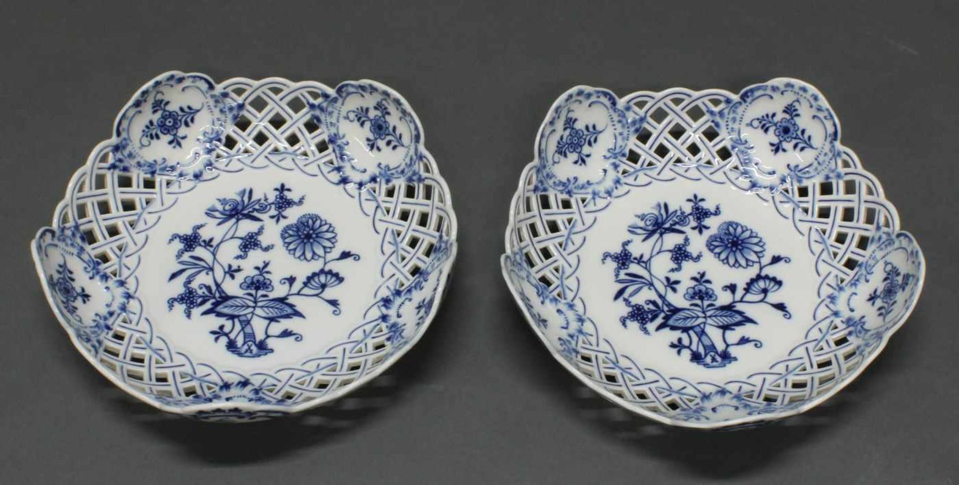 Paar Durchbruchschalen, Meissen, Schwertermarke, 1850-1924, 1. Wahl, Zwiebelmuster, ø 22.5 cm