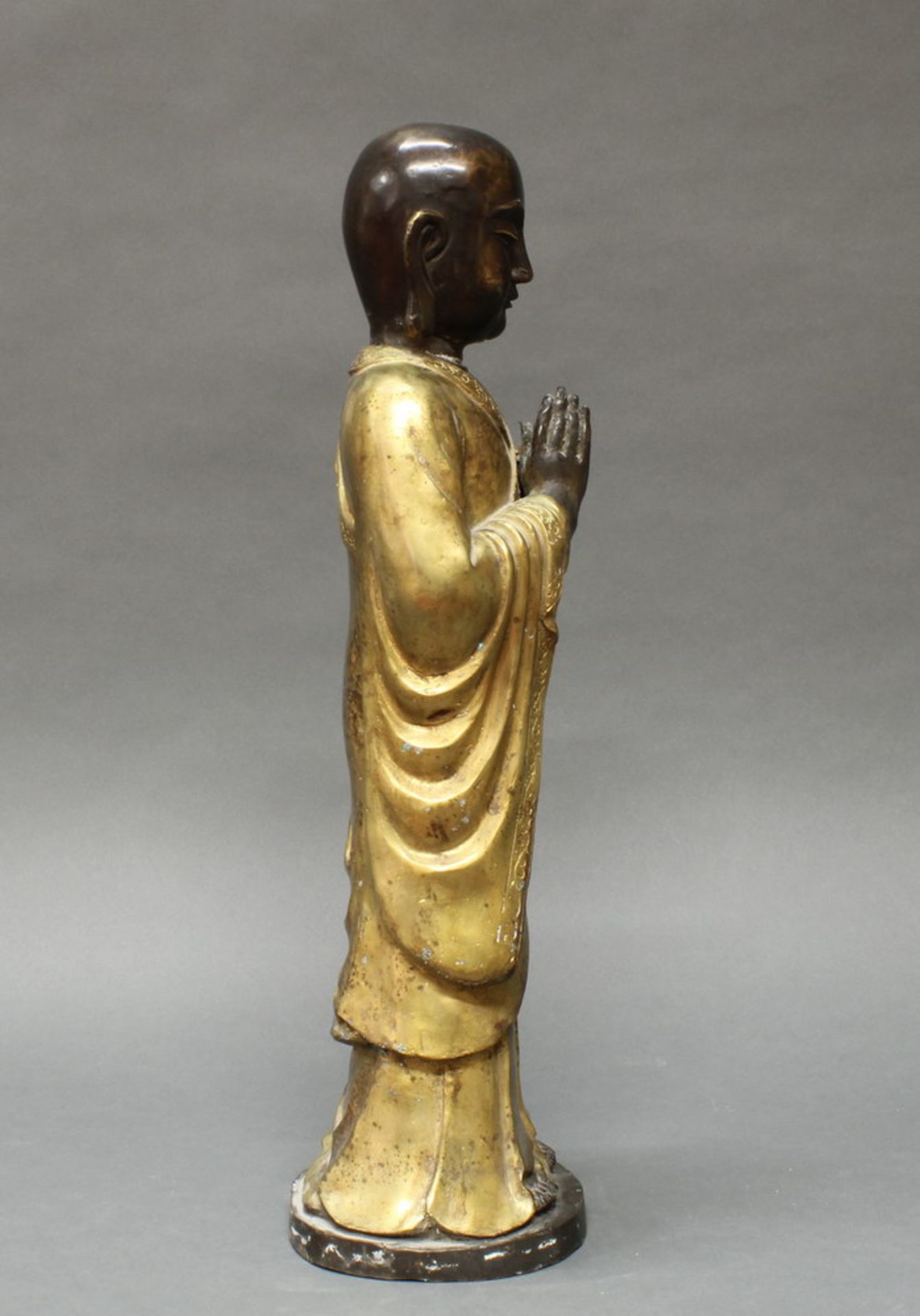 Figur, "Luohan Ananda", China, neuzeitlich, Metall, patiniert, vergoldet, stehend mit gefalteten - Image 4 of 4