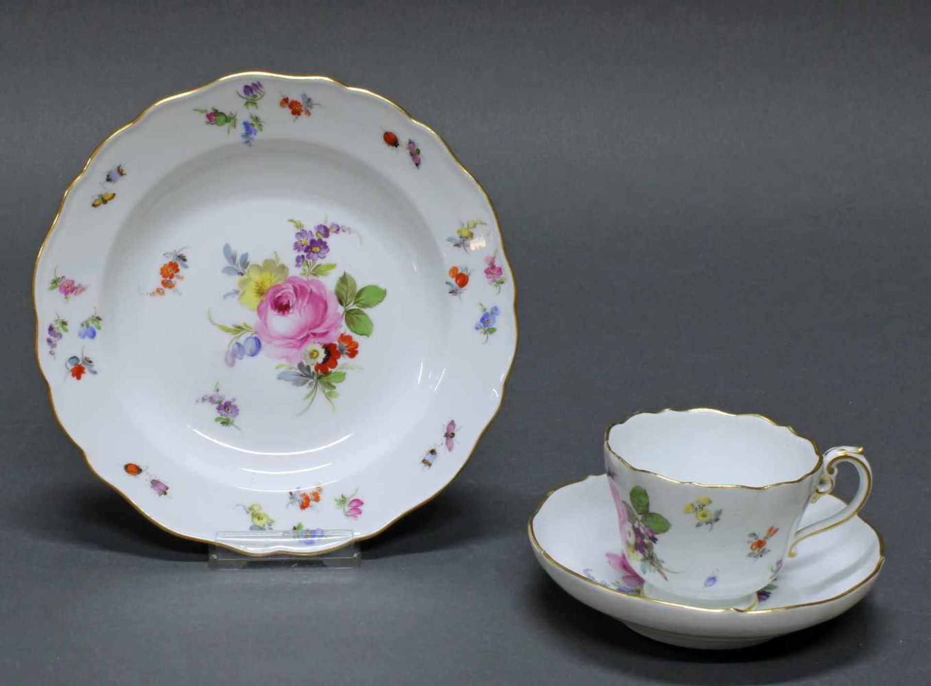 Gedeck, Meissen, Schwertermarke, 1850-1924, 1. Wahl, Blumen und Insekten, bunt, Goldrand, ø 19 cm