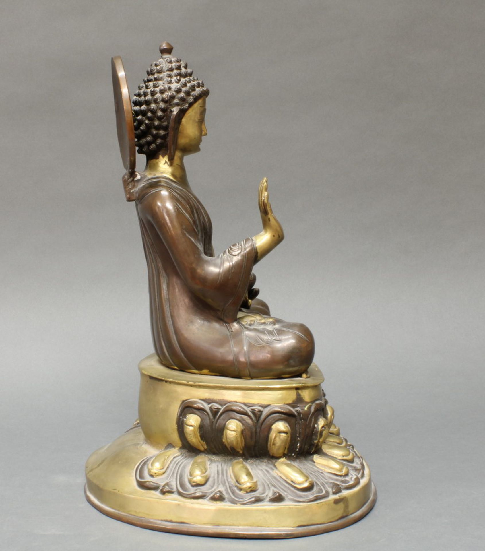 Figur, "Sitzender Buddha", Nepal, neuzeitlich, Metall, patiniert, auf doppeltem Lotus, 40 cm hoch - Image 4 of 4