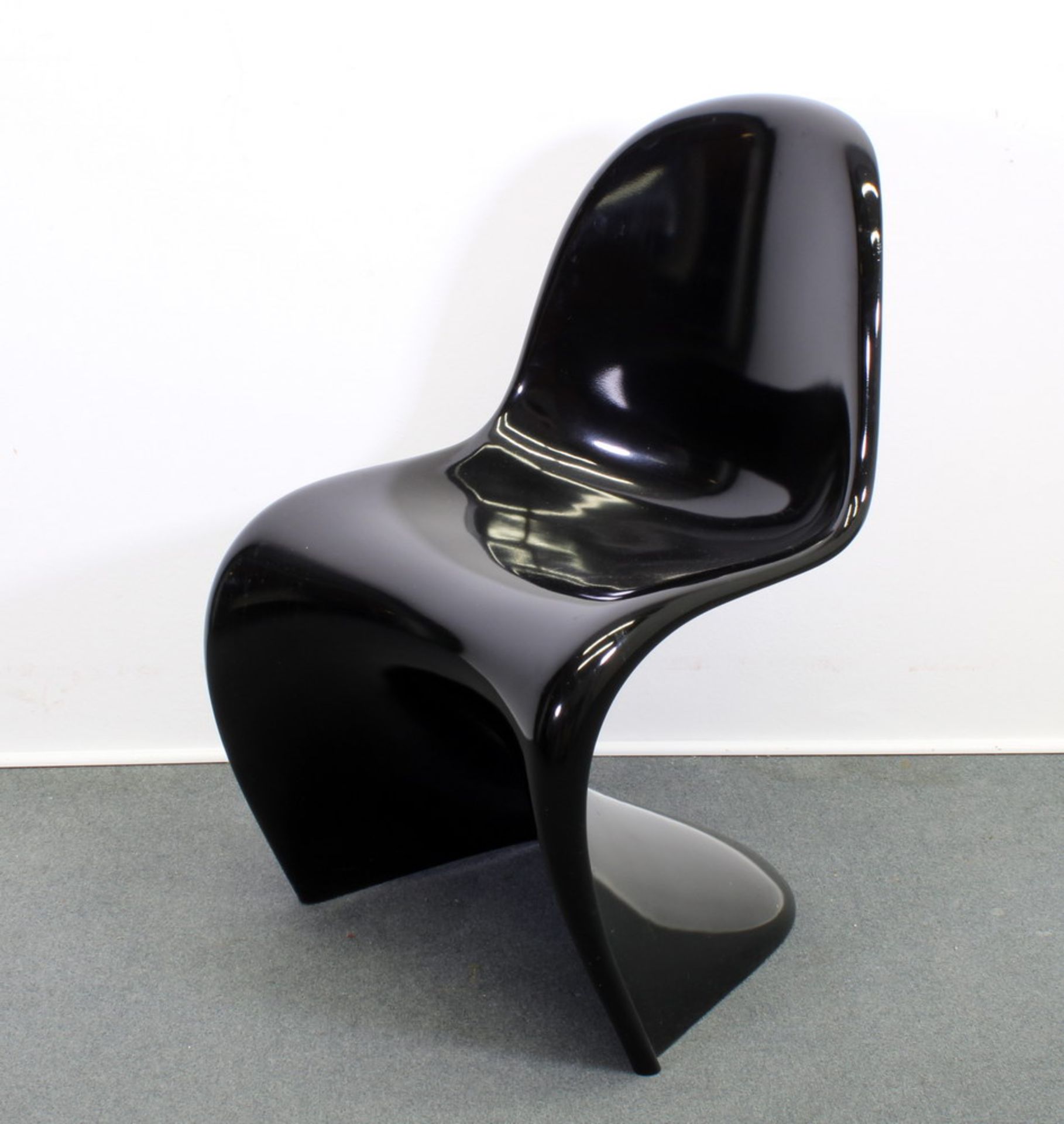 "Panton Chair", schwarzer Baydur Kunststoff, Hochglanz lackiert, im Fuß gemarkt 'Verner Panton',