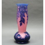 Vase, Johann Loetz Wwe., 1920er Jahre, Glas, blauer Überfangdekor mit Glyzinien auf rosafarbenem