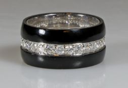 Ring, WG 750, Brillanten zus. ca. 1.14 ct., etwa w/vs-si, 2 Onyx-Reifen, 6 g, RM 17.5