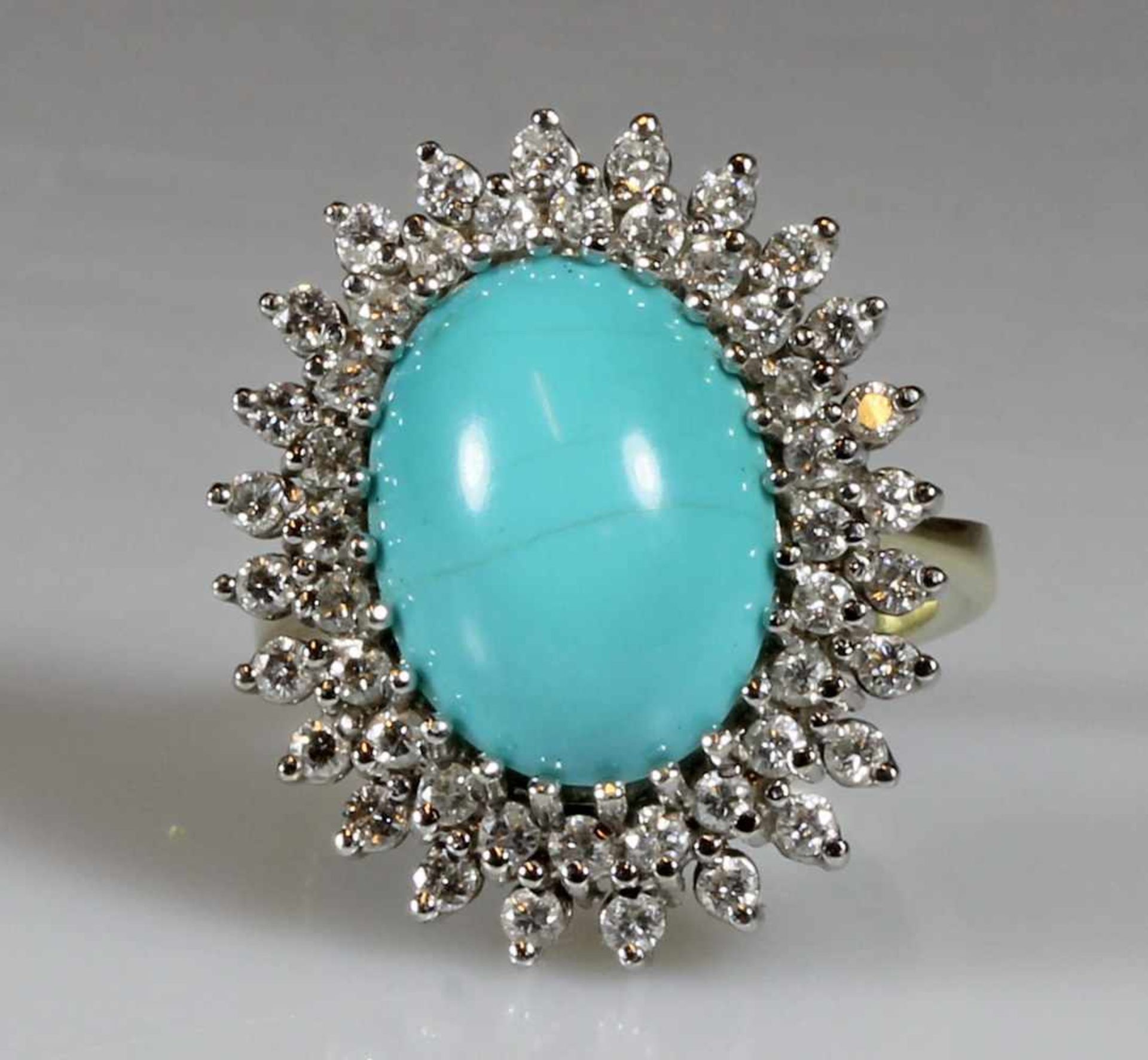 Ring, WG/GG 585, ovaler Türkis-Cabochon ca. 1.30 g, 48 Brillanten zus. ca. 1.0 ct., etwa tw/vsi, 8