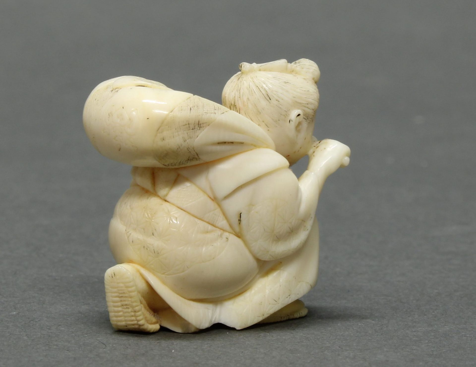 Netsuke, "Wanderer", Japan, um 1900, maritimes Elfenbein, geschnitzt, rotes Signaturplättchen, Reste - Image 3 of 4