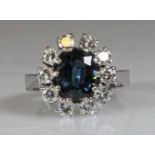 Ring, WG 585, 1 ovaler facettierter Saphir gepunzt 2.42 ct., 10 Brillanten gepunzt (zus.) 1.18