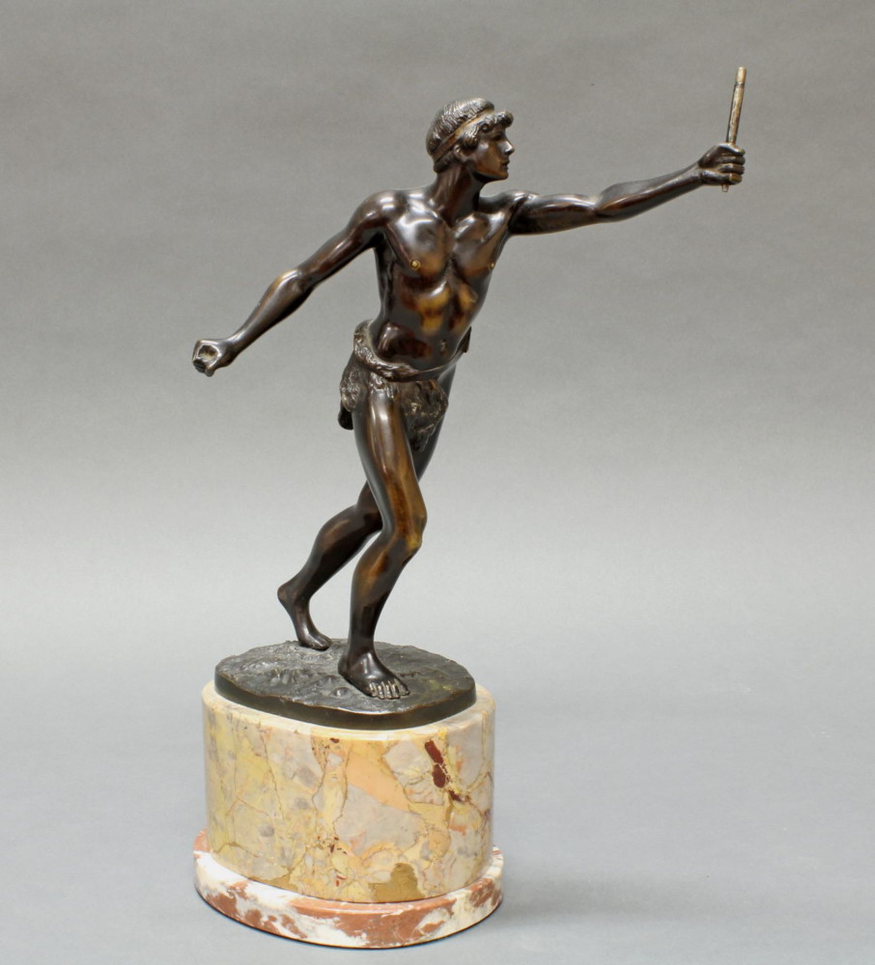 Bronze, dunkelbraun patiniert, "Antiker Läufer", auf der Plinthe bezeichnet Küchler, auf