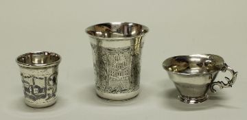 Henkelbecher, Silber, Moskau, Anfang 19. Jh., 4.2 cm hoch, ca. 48 g; 2 Wodkabecher, Silber 84er,