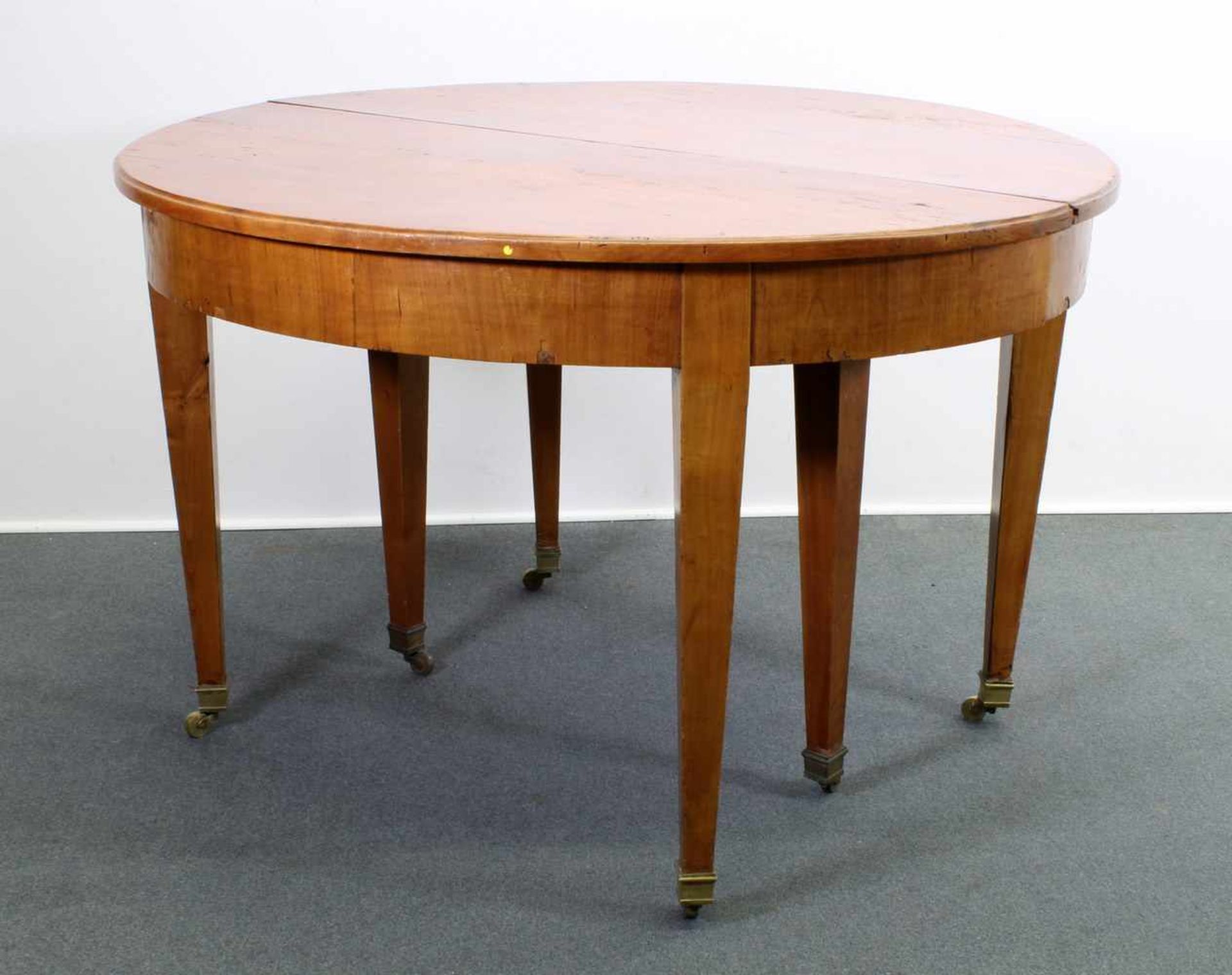 Ausziehtisch, Biedermeier, um 1830, Kirschholz, mit zwei Einlegeböden, 75 cm hoch, ø 119 cm, auf