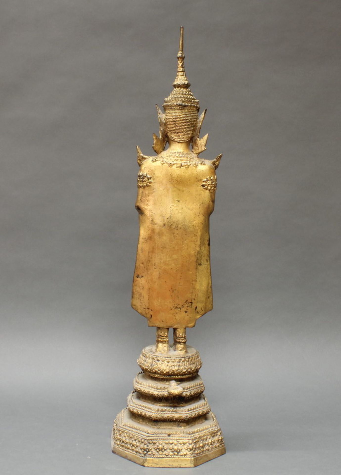 Figur, "Stehende Gottheit", Thailand, 20. Jh., Rattanakosin, Bronze, lackvergoldet, auf hohem - Image 3 of 4