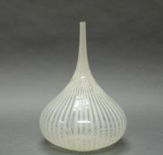 Vase, wohl Murano, 20. Jh., Glas, farblos, weiße Streifeneinschmelzungen, gebauchte Flaschenform mit