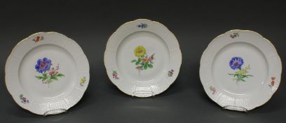 3 Speiseteller, Meissen, Schwertermarke, 2. Wahl, Osier, Blume 2, Goldrand, ø 26 cm