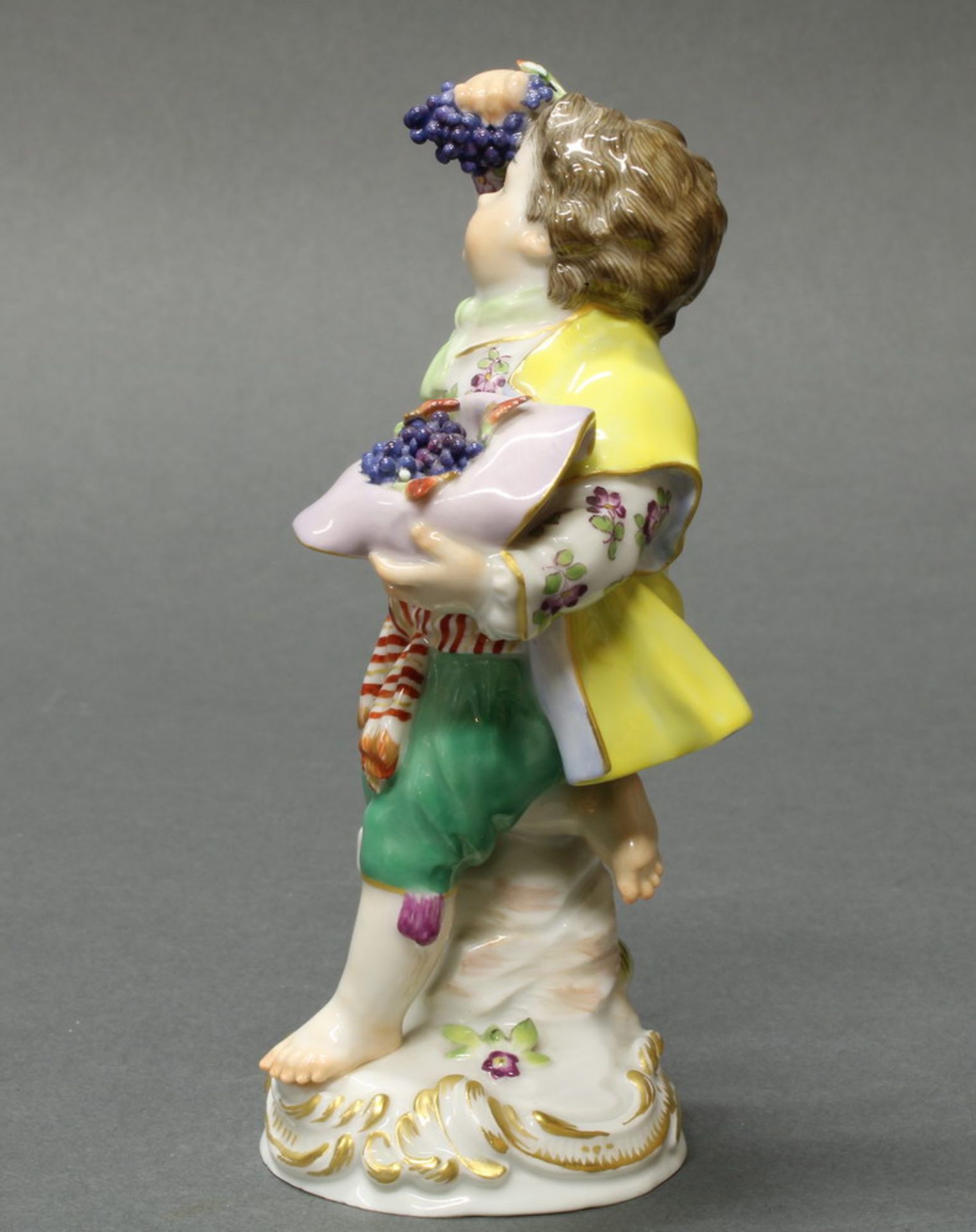 Porzellanfigur, "Gärtnerkind mit Trauben", Meissen, Schwertermarke, 3 Schleifstriche, Modellnummer - Image 2 of 4