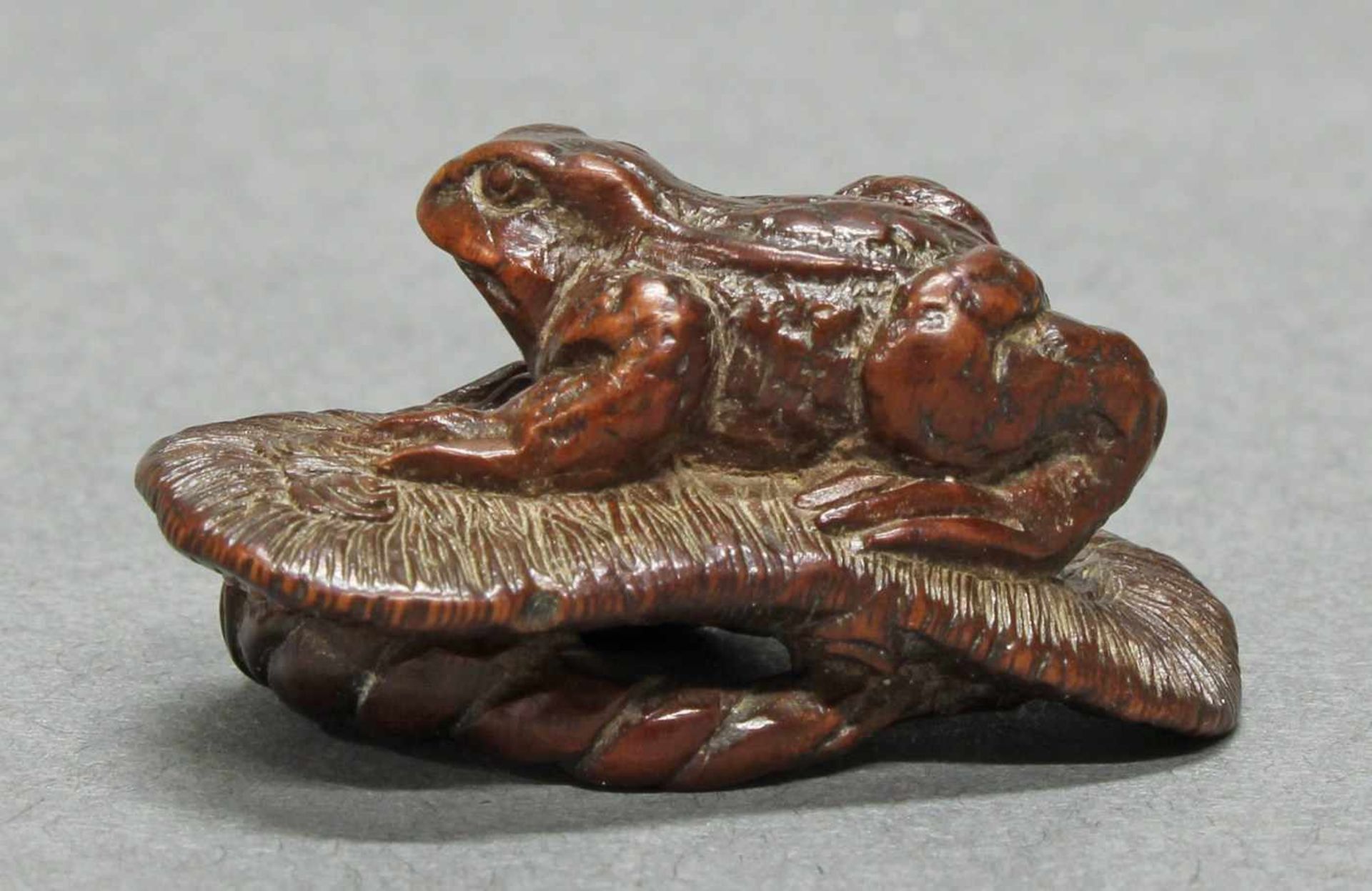 2 Netsuke, "Kröte auf Sandale", "Alter Steinklopfer", Japan, um 1900, Buchsbaum, je Signatur, 2-5 cm - Image 6 of 8