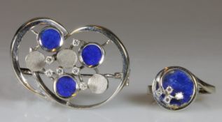 Schmuckset, 1970er/80er Jahre: Ring und Brosche, WG 585, Lapislazuli, 10 Besatz-Brillanten, RM 18.5