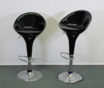 Paar moderne Barhocker, verchromter Metallfuß, schwarze Kunststoff-Sitzschale, höhenverstellbar,