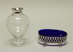 Ziervase, Silber 925, Gefäß aus farblosem Glas mit Rocaillendekor, Rand mit Silbermontierung, 15.5