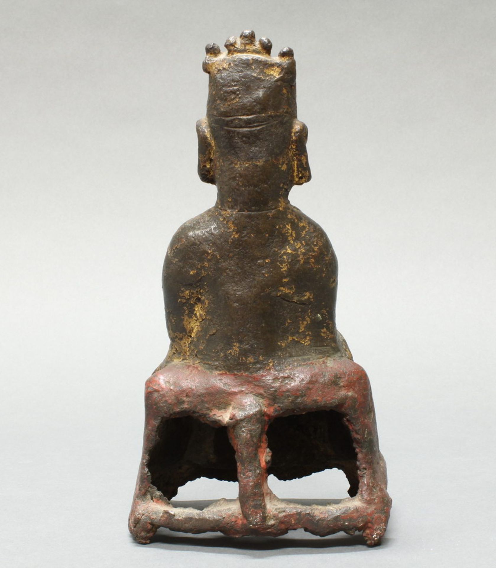 Bronze, "Vergöttlichter Kaiser", China, Ming-Zeit, auf einer Bank sitzend, mit Krone und Zepter, - Image 3 of 3