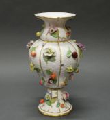 Vase, Meissen, Schwertermarke, 1850-1924, 2. Wahl, Altosier-Relief, plastisch belegt mit farbigen