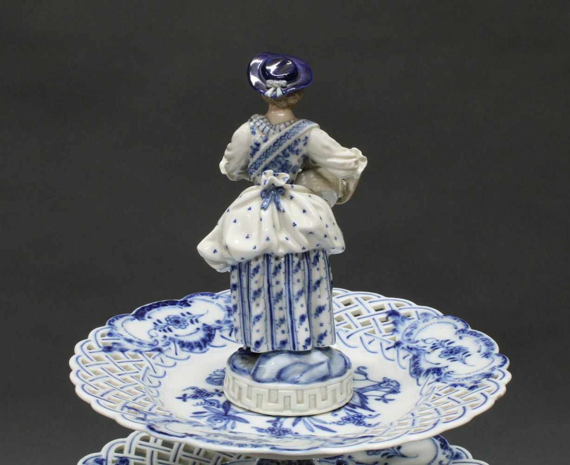 Etagère, "Gärtnerin", Meissen, Schwertermarke, 1850-1924, 1. Wahl, Zwiebelmuster, dreistöckig, - Image 3 of 3