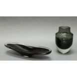 Schale, Vase, 20. Jh., Glas, transparent/schwarz bzw. dunkel, Schale oval, Vase mit abgesetzter