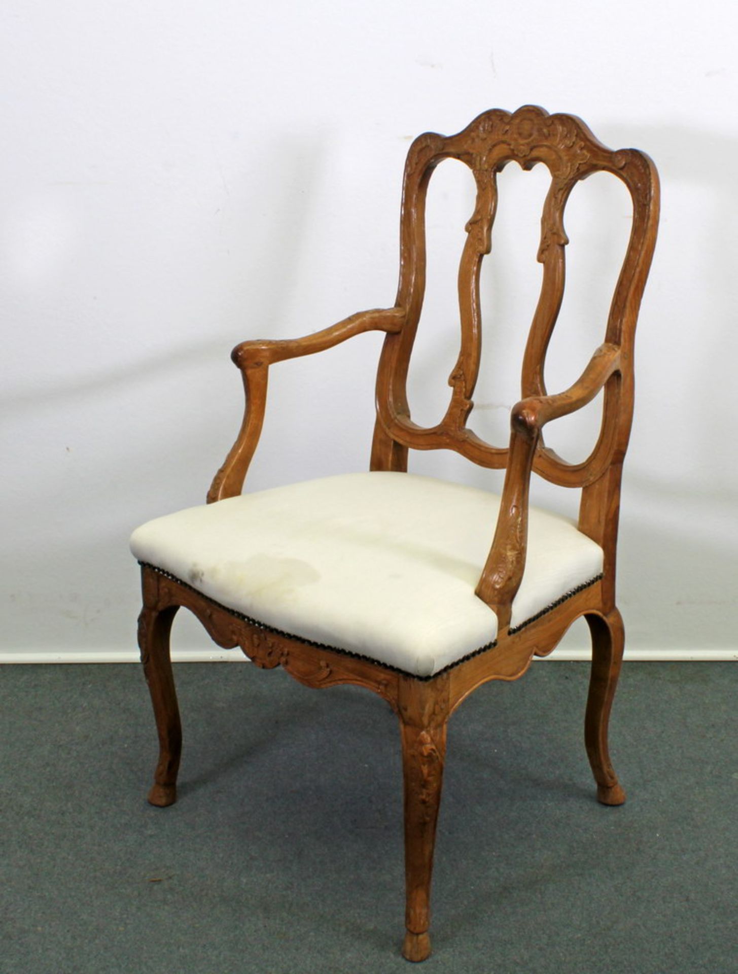 3 Stühle, Eifel, Heimbach, 18. Jh., erneuerte Sitzpolster; 1 Armstuhl, 19./20. Jh., in Art und - Bild 3 aus 3