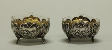 Paar Gewürzschälchen, Silber 800, Hanau, Storck & Sinsheimer, innen vergoldet, oval, Reliefdekor mit