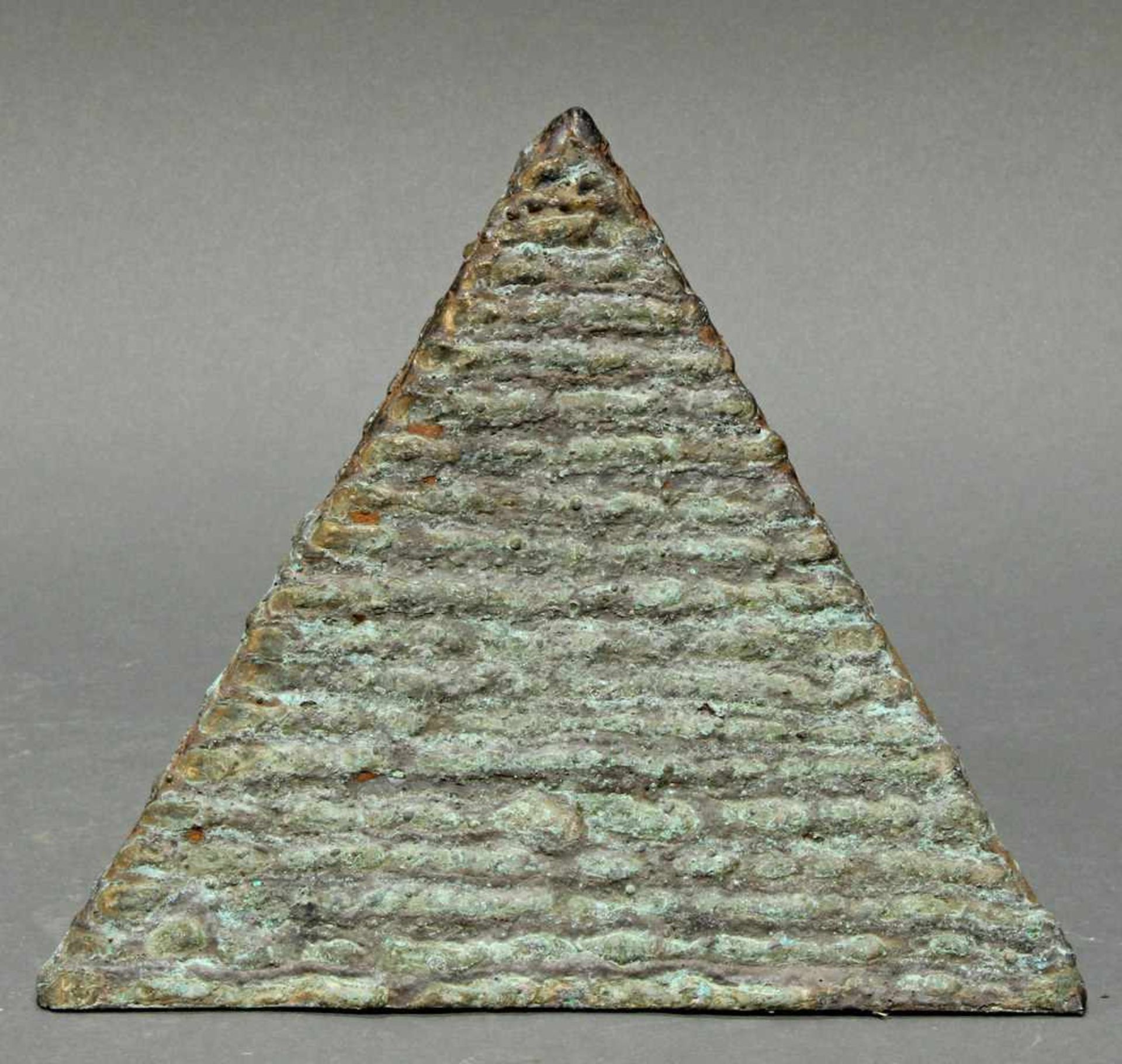 Metallskulptur, grünbraun patiniert, "Pyramide", an der Innenfläche monogrammiert und datiert WK 90, - Image 3 of 4
