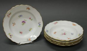 5 Suppenteller, Meissen, Schwertermarke, 1850-1924, 1. Wahl, gestreute Blümchen, bunt, Goldrand, ø