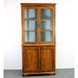 Eckvitrine, Biedermeier, um 1830, Nussholz, Unterteil 2 geschlossenen Türen, Oberteil 2 verglaste