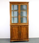 Eckvitrine, Biedermeier, um 1830, Nussholz, Unterteil 2 geschlossenen Türen, Oberteil 2 verglaste