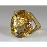 Ring, GG 750, 1 oval facettierter Citrin ca. 25 ct., ca. 13 g, RM 17