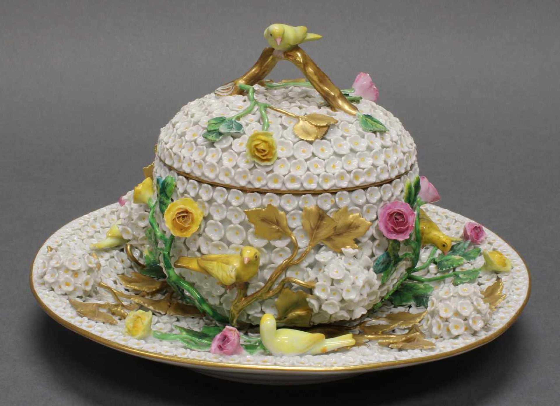 Deckelterrine auf Présentoir, Meissen, Schwertermarke, 1850-1924, 1. Wahl, mit plastischen - Image 2 of 3