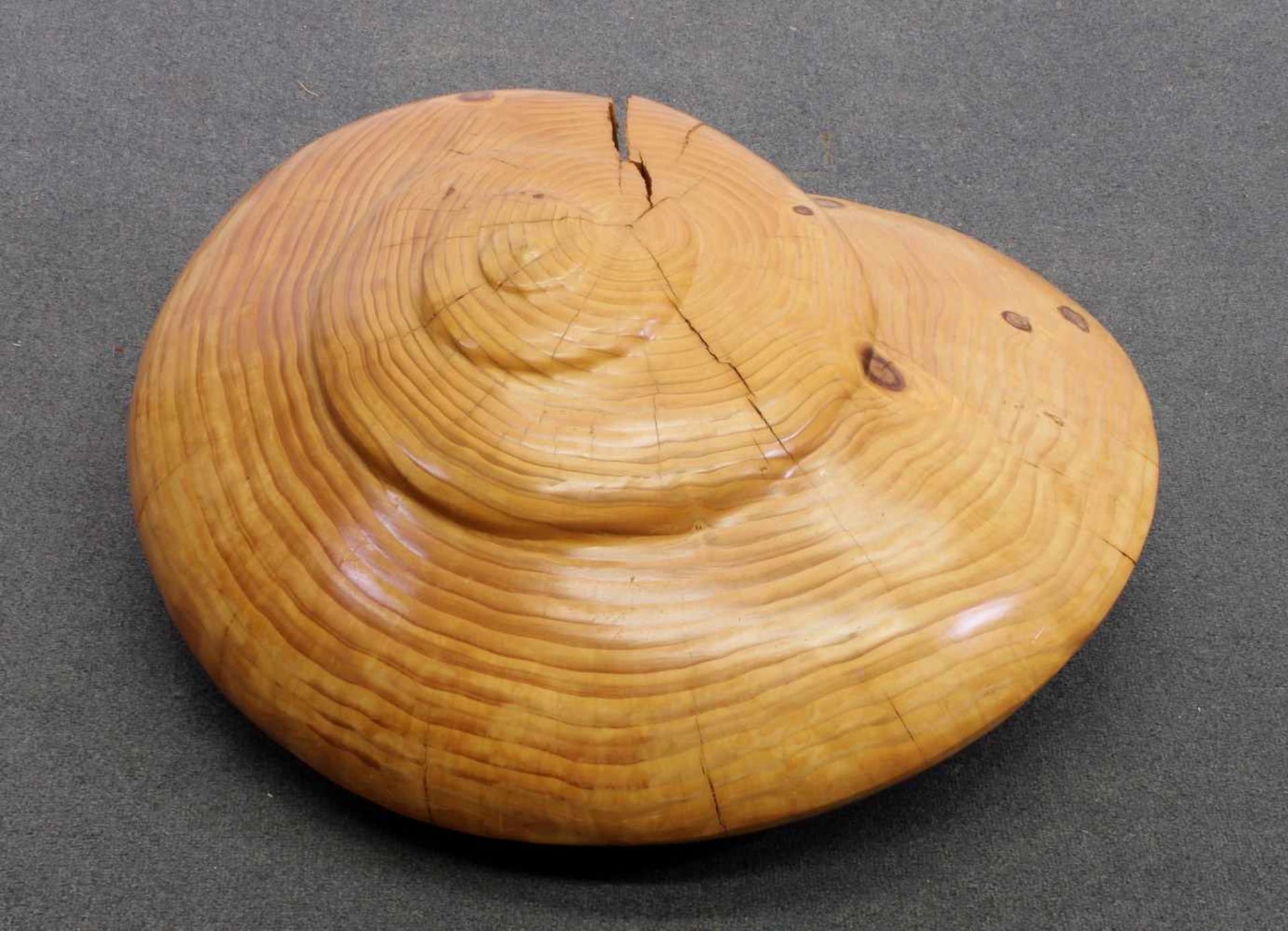 Holzobjekt, "Schnecke", ø ca. 60 cm, ca. 30 cm hoch, laut Angaben von Konert, gerissen