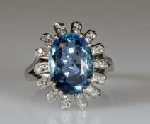 Ring, WG 750, 1 ovaler facettierter Aquamarin ca. 3.60 ct., 28 Achtkant-Diamanten zus. ca. 0.30 ct.,