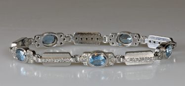 Armband, WG 750, 5 ovale facettierte Aquamarine zus. ca. 3.50 ct., 55 Brillanten zus. ca. 0.70