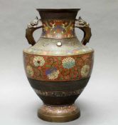 Henkelvase, Japan, um 1900, Bronze, Schmuckbänder in Cloisonné, Chrysanthemenblüten, archaisch-