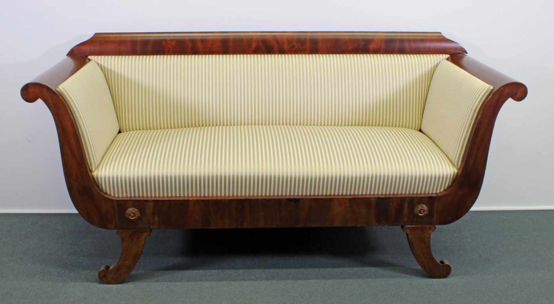 Sitzbank, Biedermeier, um 1830, Mahagoni, 87 x 180 x 66 cm, Furnier etwas ausgebessert,