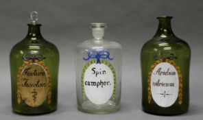 3 Apothekengefäße, 19. Jh., Glas, 1x farblos, 2x grün, Flaschenform, Schilder in farbiger