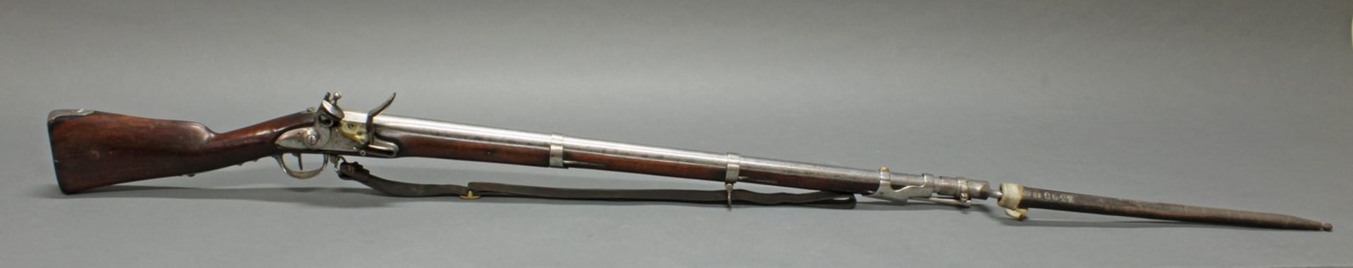 Steinschloss-Gewehr, mit original Bajonett in Lederscheide, militärisch, Frankreich, gestempelt - Bild 2 aus 9