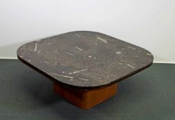 Tisch, Heinz Lilienthal, Steinplatte mit Fossilien, Holzfuß, 44 x 110 x 110 cm, kleine